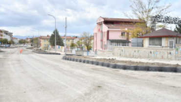 Okullar caddesi ve ilçe garajı mevkiinde Üst yapı  bordür ve zemin düzenleme  çalışmaları tüm hızıyla devam ediyor