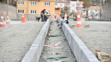 Okullar caddesi ve ilçe garajı mevkiinde Üst yapı  bordür ve zemin düzenleme  çalışmaları tüm hızıyla devam ediyor