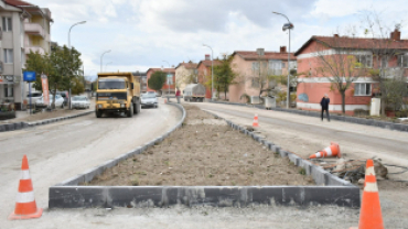 Okullar caddesi ve ilçe garajı mevkiinde Üst yapı  bordür ve zemin düzenleme  çalışmaları tüm hızıyla devam ediyor