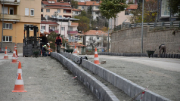 Okullar caddesi ve ilçe garajı mevkiinde Üst yapı  bordür ve zemin düzenleme  çalışmaları tüm hızıyla devam ediyor