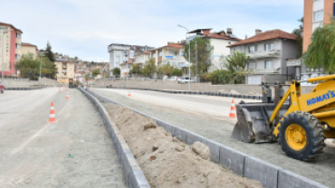 Okullar caddesi ve ilçe garajı mevkiinde Üst yapı  bordür ve zemin düzenleme  çalışmaları tüm hızıyla devam ediyor