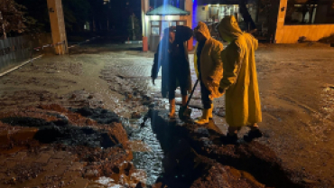 Sabah saatlerinde başlayan sağanak yağışın ardından belediye ekiplerimiz, temizlik ve bakım çalışmaları için gece boyunca  sahada aktif bir şekilde görevalıyor.