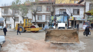 Muhtelif bölgelerde meydana gelen göçük ve oyukların dolgu çalışmaları sonrasında , silindir ile sağlamlaştırma çalışmaları sürüyor.