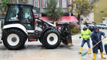 Sabah saatlerinde başlayan sağanak yağışın ardından belediye ekiplerimiz, temizlik ve bakım çalışmaları için sahada aktif bir şekilde görevalıyor.