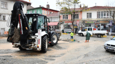 Sabah saatlerinde başlayan sağanak yağışın ardından belediye ekiplerimiz, temizlik ve bakım çalışmaları için sahada aktif bir şekilde görevalıyor.