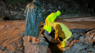 Sabah saatlerinde başlayan sağanak yağışın ardından belediye ekiplerimiz, temizlik ve bakım çalışmaları için gece boyunca  sahada aktif bir şekilde görevalıyor.