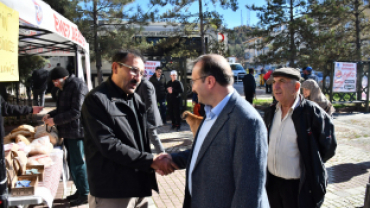 Belediye Başkanımız Hüseyin Doğan, Emet İlçe Müftülüğü Gençlik Koordinatörlüğü'nün Emet Hükümet Konağı önünde Salı ve Çarşamba günleri düzenlediği Filistin Yardım Kermesini ziyaret etti.
