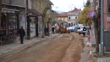 İlçemizde devam eden altyapı çalışmaları ve oluşan yoğun yağış sebebiyle muhtelif bölgelerde  meydana gelen göçük ve oyukların Dolgu Çalışmaları devam ediyor.