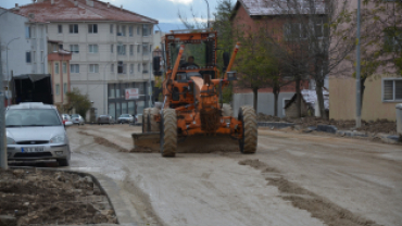 İlçemizde devam eden altyapı çalışmaları ve oluşan yoğun yağış sebebiyle muhtelif bölgelerde  meydana gelen göçük ve oyukların Dolgu Çalışmaları devam ediyor.