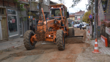 İlçemizde devam eden altyapı çalışmaları ve oluşan yoğun yağış sebebiyle muhtelif bölgelerde  meydana gelen göçük ve oyukların Dolgu Çalışmaları devam ediyor.