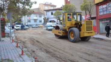 Muhtelif bölgelerde meydana gelen göçük ve oyukların dolgu çalışmaları sonrasında , silindir ile sağlamlaştırma çalışmaları sürüyor.