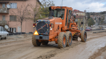 İlçemizde devam eden altyapı çalışmaları ve oluşan yoğun yağış sebebiyle muhtelif bölgelerde  meydana gelen göçük ve oyukların Dolgu Çalışmaları devam ediyor.