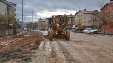 İlçemizde devam eden altyapı çalışmaları ve oluşan yoğun yağış sebebiyle muhtelif bölgelerde  meydana gelen göçük ve oyukların Dolgu Çalışmaları devam ediyor.