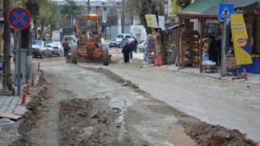 İlçemizde devam eden altyapı çalışmaları ve oluşan yoğun yağış sebebiyle muhtelif bölgelerde  meydana gelen göçük ve oyukların Dolgu Çalışmaları devam ediyor.