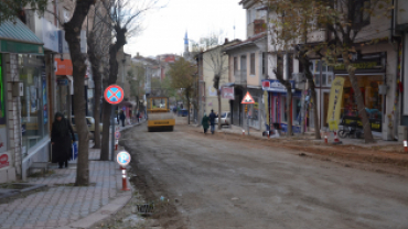 Muhtelif bölgelerde meydana gelen göçük ve oyukların dolgu çalışmaları sonrasında , silindir ile sağlamlaştırma çalışmaları sürüyor.