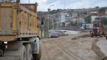 İlçemizde devam eden altyapı çalışmaları ve oluşan yoğun yağış sebebiyle muhtelif bölgelerde  meydana gelen göçük ve oyukların Dolgu Çalışmaları devam ediyor.