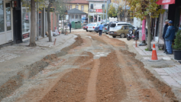 İlçemizde devam eden altyapı çalışmaları ve oluşan yoğun yağış sebebiyle muhtelif bölgelerde  meydana gelen göçük ve oyukların Dolgu Çalışmaları devam ediyor.