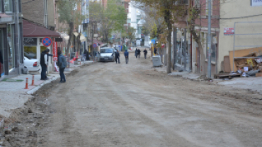 Muhtelif bölgelerde meydana gelen göçük ve oyukların dolgu çalışmaları sonrasında , silindir ile sağlamlaştırma çalışmaları sürüyor.