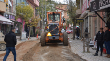 İlçemizde devam eden altyapı çalışmaları ve oluşan yoğun yağış sebebiyle muhtelif bölgelerde  meydana gelen göçük ve oyukların Dolgu Çalışmaları devam ediyor.