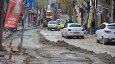 İlçemizde devam eden altyapı çalışmaları ve oluşan yoğun yağış sebebiyle muhtelif bölgelerde  meydana gelen göçük ve oyukların Dolgu Çalışmaları devam ediyor.