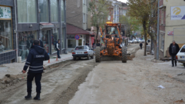 İlçemizde devam eden altyapı çalışmaları ve oluşan yoğun yağış sebebiyle muhtelif bölgelerde  meydana gelen göçük ve oyukların Dolgu Çalışmaları devam ediyor.