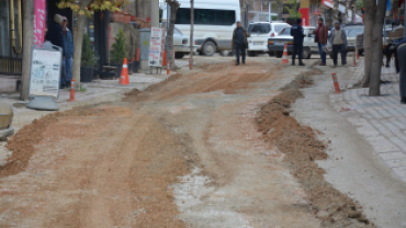 İlçemizde devam eden altyapı çalışmaları ve oluşan yoğun yağış sebebiyle muhtelif bölgelerde  meydana gelen göçük ve oyukların Dolgu Çalışmaları devam ediyor.