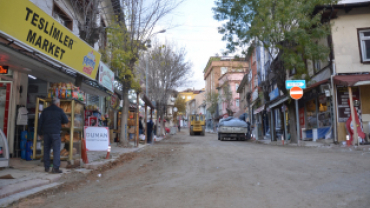 Muhtelif bölgelerde meydana gelen göçük ve oyukların dolgu çalışmaları sonrasında , silindir ile sağlamlaştırma çalışmaları sürüyor.