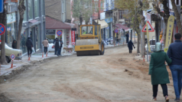 Muhtelif bölgelerde meydana gelen göçük ve oyukların dolgu çalışmaları sonrasında , silindir ile sağlamlaştırma çalışmaları sürüyor.