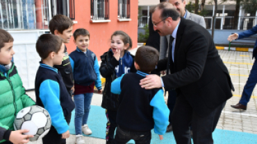 Emet’in yöneticileri, Belediyemizce hazırlan özel hediyeleri ilçedeki öğretmenlere takdim etti