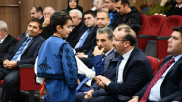 24 Kasım Öğretmeler Günü Kutlama Programı Gazi Kemal İlkokulu Konferans Salonu’nda saygı duruşu ve İstiklal Marşı’nın okunması ile başladı.