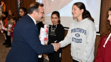 24 Kasım Öğretmeler Günü Kutlama Programı Gazi Kemal İlkokulu Konferans Salonu’nda saygı duruşu ve İstiklal Marşı’nın okunması ile başladı.