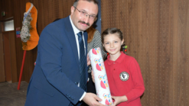 24 Kasım Öğretmeler Günü Kutlama Programı Gazi Kemal İlkokulu Konferans Salonu’nda saygı duruşu ve İstiklal Marşı’nın okunması ile başladı.
