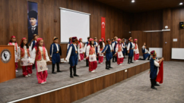 24 Kasım Öğretmeler Günü Kutlama Programı Gazi Kemal İlkokulu Konferans Salonu’nda saygı duruşu ve İstiklal Marşı’nın okunması ile başladı.