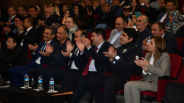 24 Kasım Öğretmeler Günü Kutlama Programı Gazi Kemal İlkokulu Konferans Salonu’nda saygı duruşu ve İstiklal Marşı’nın okunması ile başladı.