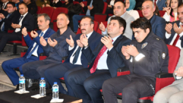 24 Kasım Öğretmeler Günü Kutlama Programı Gazi Kemal İlkokulu Konferans Salonu’nda saygı duruşu ve İstiklal Marşı’nın okunması ile başladı.