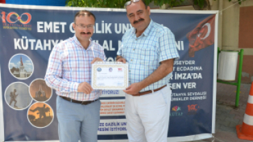 Fenomen postacı Emet’in hemşehrisi oldu