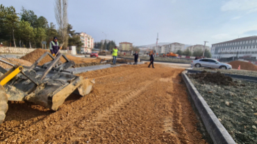 Belediye Başkanımız Hüseyin Doğan, İlçemiz karayolları Mevkii'nde  sıcak asfalt çalışmaları öncesi zemin düzeltme ve dolgu çalışmalarını yerinde inceledi