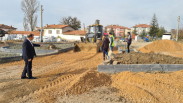 Belediye Başkanımız Hüseyin Doğan, İlçemiz karayolları Mevkii'nde  sıcak asfalt çalışmaları öncesi zemin düzeltme ve dolgu çalışmalarını yerinde inceledi