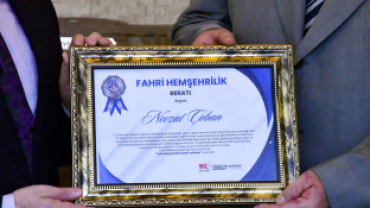 Fenomen postacı Emet’in hemşehrisi oldu