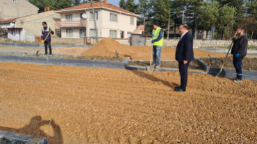 Belediye Başkanımız Hüseyin Doğan, İlçemiz karayolları Mevkii'nde  sıcak asfalt çalışmaları öncesi zemin düzeltme ve dolgu çalışmalarını yerinde inceledi