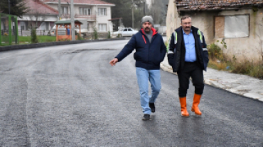 Belediye başkanımız Hüseyin Doğan, dün Karayolları mevkiinde başlayan sıcak asfalt çalışmalarını yerinde inceledi.