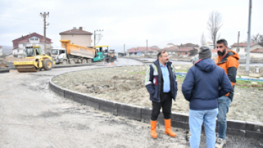 Belediye başkanımız Hüseyin Doğan, dün Karayolları mevkiinde başlayan sıcak asfalt çalışmalarını yerinde inceledi.