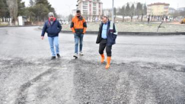 Belediye başkanımız Hüseyin Doğan, dün Karayolları mevkiinde başlayan sıcak asfalt çalışmalarını yerinde inceledi.