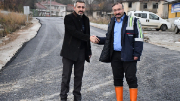 Belediye başkanımız Hüseyin Doğan, dün Karayolları mevkiinde başlayan sıcak asfalt çalışmalarını yerinde inceledi.