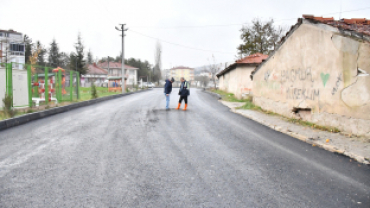 Belediye başkanımız Hüseyin Doğan, dün Karayolları mevkiinde başlayan sıcak asfalt çalışmalarını yerinde inceledi.