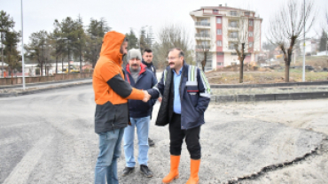 Belediye başkanımız Hüseyin Doğan, dün Karayolları mevkiinde başlayan sıcak asfalt çalışmalarını yerinde inceledi.