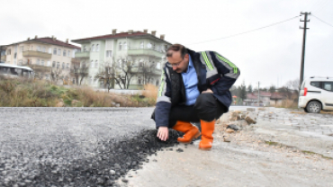 Belediye başkanımız Hüseyin Doğan, dün Karayolları mevkiinde başlayan sıcak asfalt çalışmalarını yerinde inceledi.