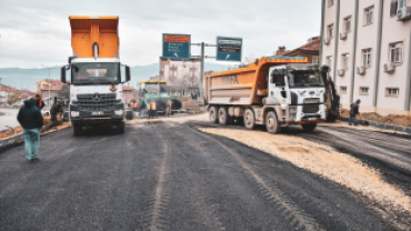 Emet ilçemizde sıcak asflat çalışmalar gece gündüz sürüyor