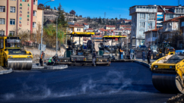 Emet ilçemizde sıcak asflat çalışmalar gece gündüz sürüyor