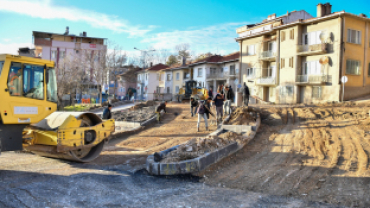 Emet ilçemizde sıcak asflat çalışmalar gece gündüz sürüyor